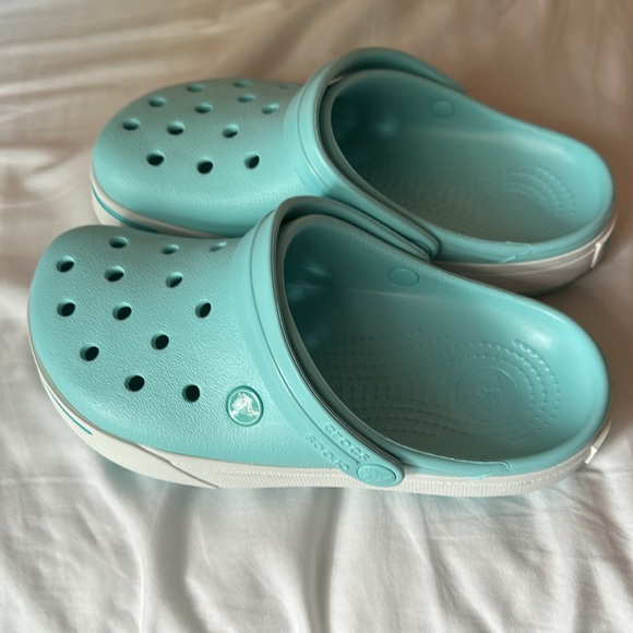 NWOT women’s size 7 Crocs aqua - Picture 2 of 4